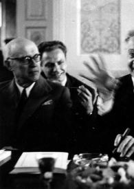 Portada:Plano medio de Arthur Rubinstein, con un puro en su mano izquierda junto al  Señor Zurawlew (Profesor) y Krystyna Kobylanska