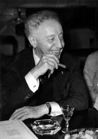 Portada:Plano medio de Arthur Rubinstein sentado con un puro en su mano izquierda y una copa, a su derecha, junto al escrito Annales Chopin