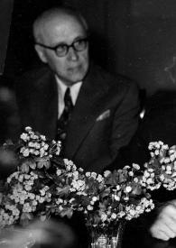Portada:Plano medio de Arthur Rubinstein posando con un puro en la mano junto al Señor Zurawlew (Profesor)