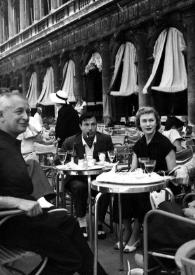 Portada:Plano medio de Vladimir Golschmann, Nathan Milstein, Odette Golschmann, Arthur Rubinstein y Thérèse Milstein sentados en una terraza de una cafetería