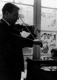 Portada:Plano medio de Henryk Szeryng tocando el violín acompañado de Arthur Rubinstein sentado al piano