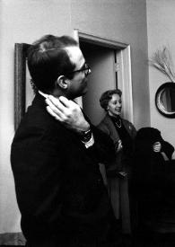 Portada:Plano medio de William Sloane Coffin, Eva Rubinstein y Arthur Rubinstein en la entrada del apartamento charlando