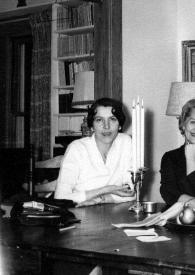 Portada:Plano medio de Aniela Rubinstein y tres mujeres posando sentadas en una mesa