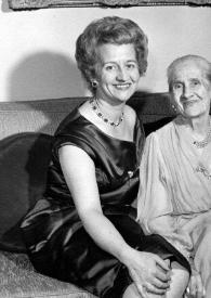 Portada:Plano general de Aniela Rubinstein, su madre Anna Mlynarska y su hermana Alina Mlynarska-Raue sentadas en un sofá, con una foto, enmarcada, de Arthur Rubinstein tras ellas.