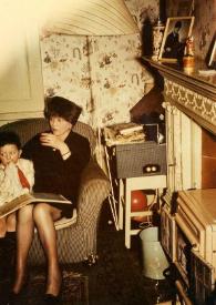 Portada:Plano general de Lady Lesley Jowitt sentada en un sofa con un niño