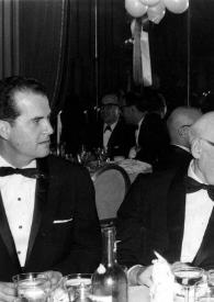 Portada:Plano medio de un hombre, Sol Hurok y Arthur Rubinstein, sentados en una mesa, charlando
