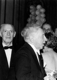 Portada:Plano medio de Arthur Rubinstein (perfil derecho) y George Balanchine (perfil izquierdo) charlando