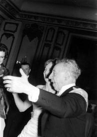 Portada:Plano medio deMoushka Brzezinski bailando con Arthur Rubinstein (ambos de perfil)