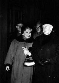Portada:Plano medio de Arthur Rubinstein junto a Aniela Rubinstein y Jerzy Katlewicz (Director de orquesta) posando