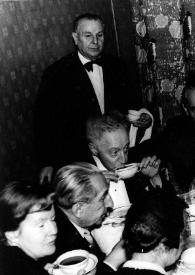 Portada:Plano medio de una mujer, Zbigniew Drzewiecki, Arthur Rubinstein, una mujer, un hombre, Nina Nöeli Raue y Ewa Bandrowska charlando sentados en una mesa