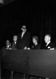Portada:Plano medio de Aniela Rubinstein y Arthur Rubinstein en un palco junto a otros seis hombres posando