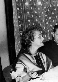 Portada:Plano medio de Aniela Rubinstein (perfil derecho), fumando, a la mesa con Leonard Cohen y Witold Malcuzynski