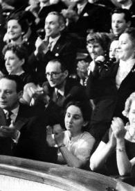 Portada:Plano general del público, entre ellos Aniela Rubinstein y Arthur Rubinstein sentados en un palco aplaudiendo