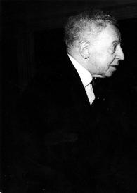 Portada:Plano medio de Arthur Rubinstein (perfil derecho) charlando con un hombre (perfil izquierdo)