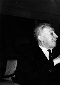 Portada:Plano medio de Arthur Rubinstein (perfil derecho) sentado, charlando con el Señor Sieriebriakow (Pianista) y Zbigniew Drzewiecki, ambos de pie