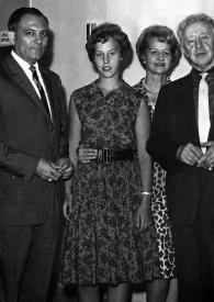 Portada:Plano general de un hombre, Alina Rubinstein, Aniela Rubinstein, Arthur Rubinstein, con un puro en la mano, John Rubinstein y dos hombres posando