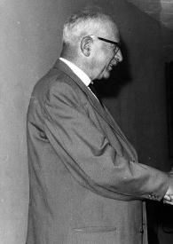 Portada:Plano general de un hombre (perfil derecho) estrechando la mano a Arthur Rubinstein (perfil izquierdo)
