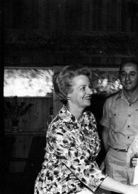 Portada:Plano general de Aniela Rubinstein estrechando la mano de Ben Zvi (Presidente de Israel), detrás un oficial y la Señora de Ben Zvi