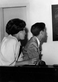 Portada:Plano medio de Alina Rubinstein (perfil derecho), John Rubinstein (perfil derecho) observando a Arthur Rubinstein (perfil izquierdo) sentado al piano