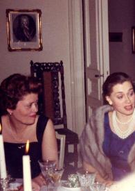 Portada:Plano medio de Fru Ebert, Elisabeth Söderström, Ivar Philipson y Janine Fant sentados en una mesa cenando