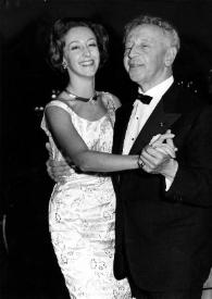 Portada:Plano general de Eva Rubinstein bailando con Arthur Rubinstein