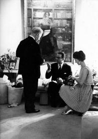 Portada:Plano general de Arthur Rubinstein (de espaldas) charlando con William Sloane Coffin y Eva Rubinstein