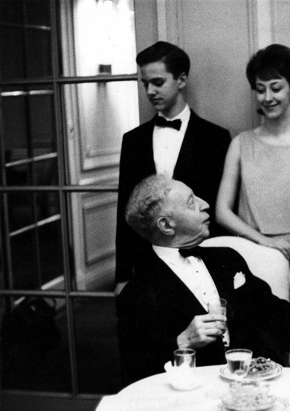Plano general de Arthur Rubinstein y Aniela Rubinstein, sentados ...