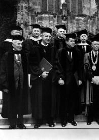 Portada:Plano general de todos los doctorados, John Fitzgerald Kennedy, Arthur Rubinstein y Whitney Griswold (Decano de la Universidad de Yale), entre ellos