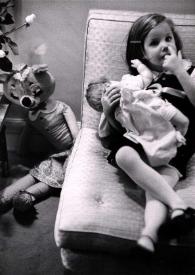 Portada:Plano general de Amy Coffin Rubinstein sentada en un sillón con una muñeca