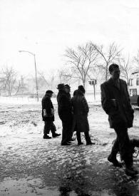 Portada:Plano general de Arthur Rubinstein, John Rubinstein, Alina Rubinstein entre otras personas caminando por una calle de Chicago