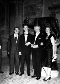 Portada:Plano general de un hombre, Aniela Rubinstein y Arthur Rubinstein del brazo, junto a John Rubinstein, posando delante de la loba de Rómulo y Remo