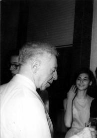 Portada:Plano medio de un hombre que le sirve un refresco a Arthur Rubinstein, mientras éste le observa. A su lado Esther Rubin y David W. Rubin sonríen