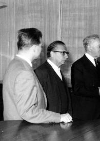 Portada:Plano medio de Arthur Rubinstein charlando con un hombre en presencia de Henry Haftel, Walter Günther y Wolfgang Richter