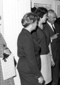 Portada:Plano general de Arthur Rubinstein charlando con Walter Günther e Istvan Vértes  en presencia de dos mujeres
