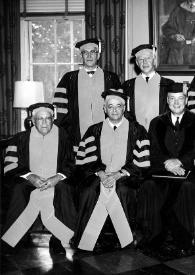 Portada:Plano general de Arthur Rubinstein con toga y birrete posando con otros doctorados