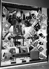 Portada:Plano general del escaparate de una tienda de discos, en el que se muestran varios objetos de Arthur Rubinstein