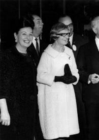Portada:Plano general de Arthur Rubinstein (medio perfil derecho) y Aniela Rubinstein (perfil izquierdo) charlando con otras personas