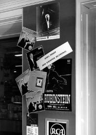 Portada:Plano general del escaparate de una tienda de discos, en el que se muestran varios objetos de Arthur Rubinstein