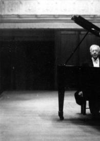 Portada:Plano general de Arthur Rubinstein sentado al piano. A Arthur se le ve entre la base del piano y la tapa