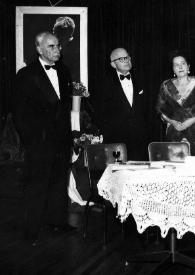 Portada:Plano general de tres hombres y una mujer escuchando a Arthur Rubinstein que habla junto a Aniela Rubinstein