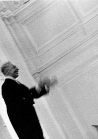Portada:Plano general de Arthur Rubinstein (perfil derecho) de pie, en el escenario, saludando al público. Fotografía tomada en plano inclinado