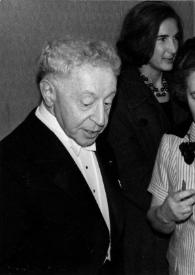 Portada:Plano medio de Arthur Rubinstein (medio perfil derecho) charlando con una mujer y con Yuri Aleksandrovitch Zavadski, detrás una mujer, Sol Hurok y Aniela Rubinstein