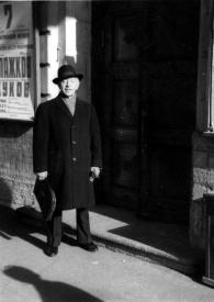 Portada:Plano general de Arthur Rubinstein, con sombrero, posando en la calle.