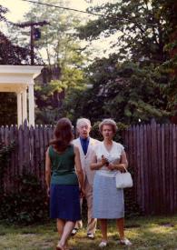 Portada:Plano general de Eva Rubinstein (de espaldas) junto a Arthur Rubinstein y Aniela Rubinstein en el jardin charlando