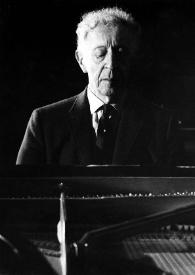 Portada:Plano medio de Arthur Rubinstein sentado al piano