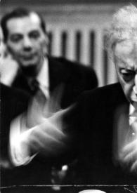 Portada:Plano medio de Arthur Rubinstein con el ceño fruncido y gesticulando con las manos, detrás de él un hombre le observa