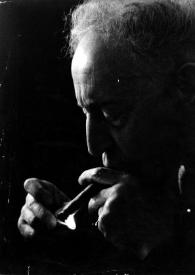 Portada:Primer plano Arthur Rubinstein (perfil izquierdo) encendiendo un puro. Fotografía tomada a contraluz