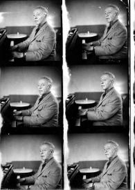 Portada:Plano medio de Arthur Rubinstein sentado al piano, en distintas posiciones