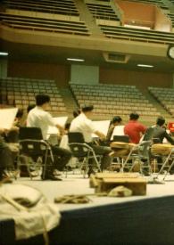 Portada:Plano general de Arthur Rubinstein (de espaldas) sentado al piano. Fotografía tomada desde el fondo del escenario