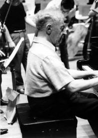 Portada:Plano general de Arthur Rubinstein (perfil derecho) sentado al piano durante un ensayo